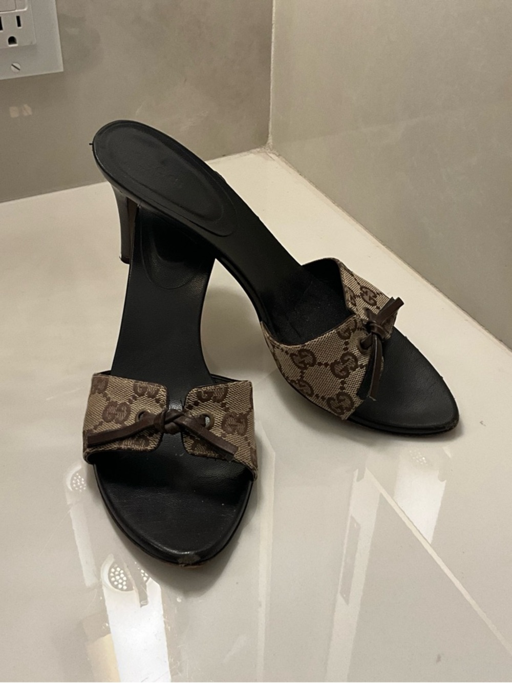 Gucci Brown Beige GG Bow Mule Heels - Picture 2 of 9